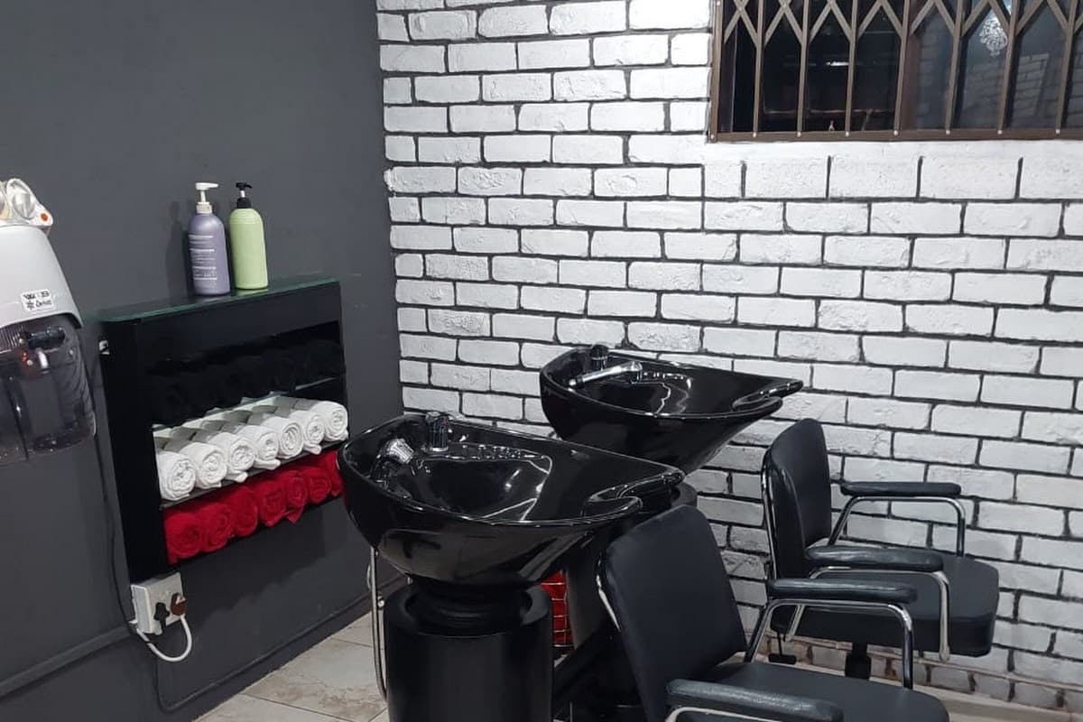 Krisnique Unisex Hair Salon
