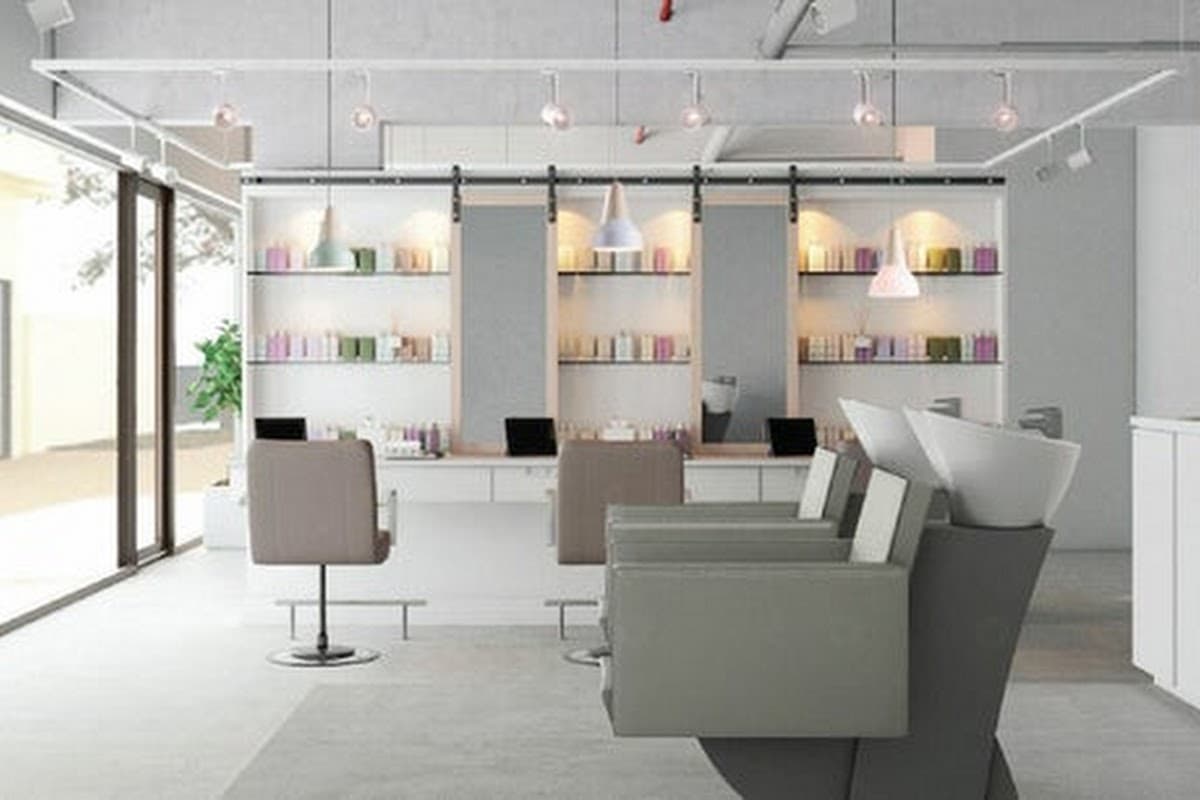 Cut On Middel Hair Salon